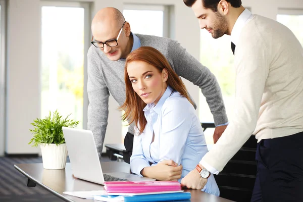 Empresária constulting com equipe de negócios — Fotografia de Stock