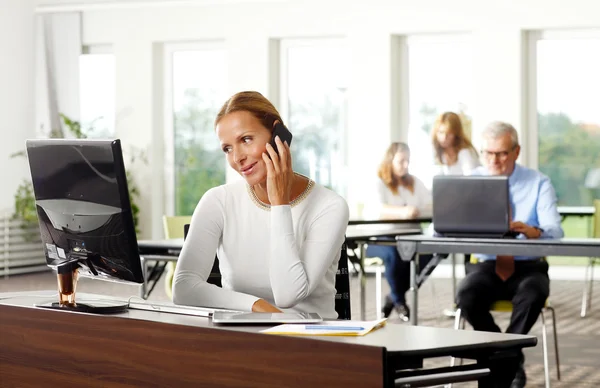 Businesswoman using mobile phone — Stock Photo, Image