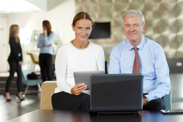 Verksamhet team diskuterar ekonomiska planer — Stockfoto