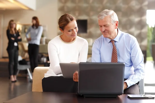 Business team che discute i piani finanziari — Foto Stock