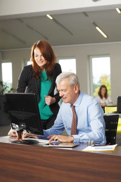 Vendas homem discussão com empresária — Fotografia de Stock