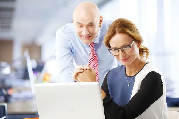 Mensen uit het bedrijfsleven werken op laptop — Stockfoto