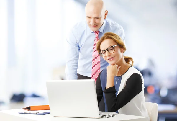 Business people working at laptop — Stock Photo, Image