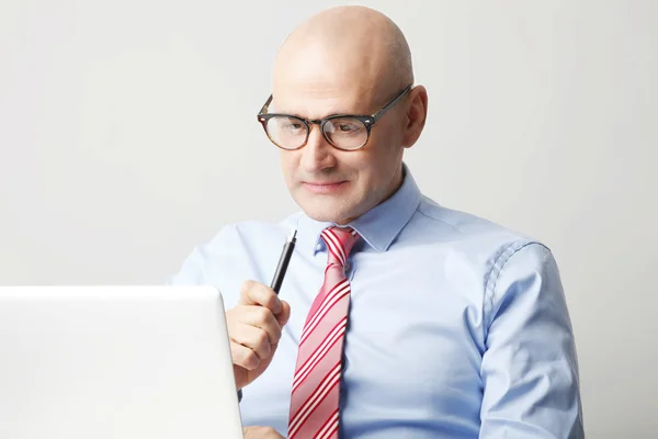 Zakenman zit voor laptop — Stockfoto