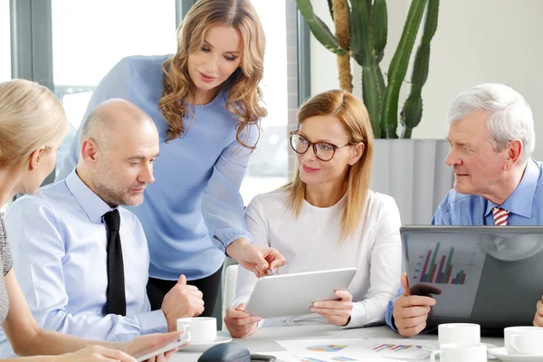 Sales team analyzing financial data at meeting — Stock Photo, Image