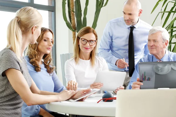 Sales team analyzing financial data at meeting — Stock Photo, Image