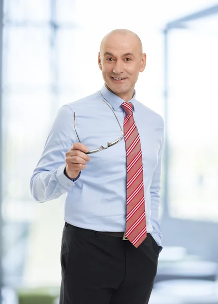 Empresario con gafas en la mano — Foto de Stock