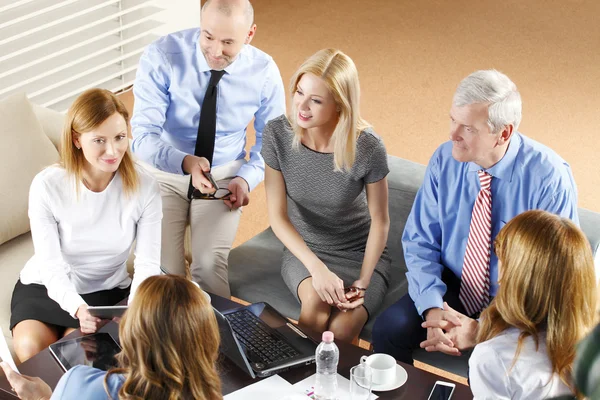 Empresários sentados em reunião — Fotografia de Stock