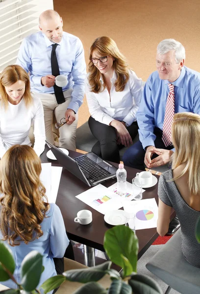 Empresários sentados em reunião — Fotografia de Stock