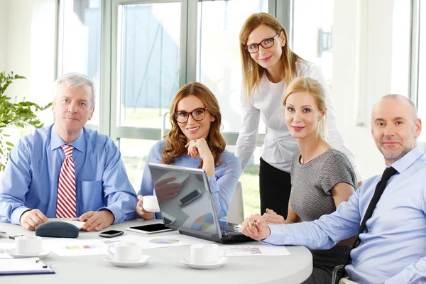 Femmes d'affaires et hommes d'affaires autour de la table de conférence — Photo