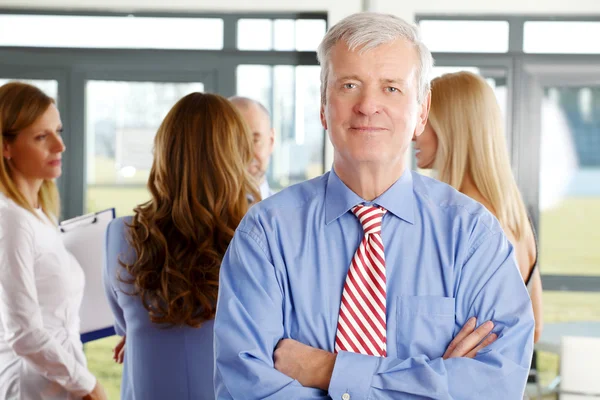 Uitvoerend manager permanent met gekruiste armen — Stockfoto