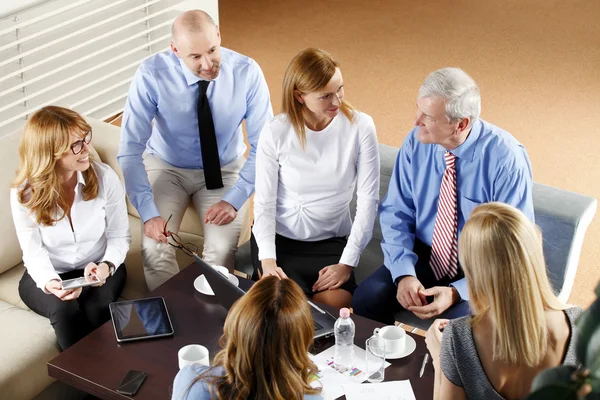 Mensen uit het bedrijfsleven in vergadering bespreken — Stockfoto