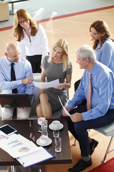 Gente de negocios discutiendo en la reunión — Foto de Stock