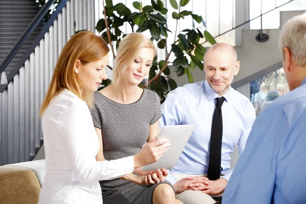 Team di vendita seduto in ufficio e al lavoro — Foto Stock