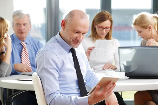 Medelålders affärsman sitter på kontor — Stockfoto