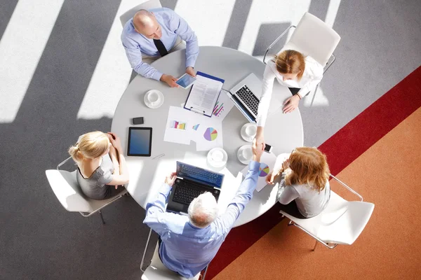 Geschäftsleute am Konferenztisch — Stockfoto