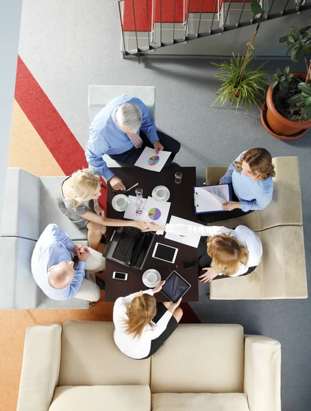 Mensen uit het bedrijfsleven rond conferentie Bureau — Stockfoto