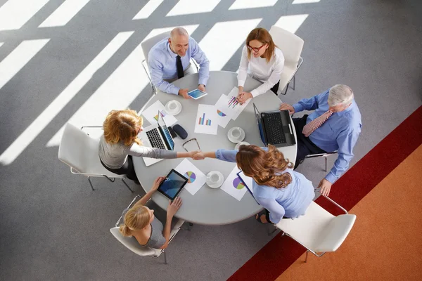 Mensen uit het bedrijfsleven rond conferentie Bureau — Stockfoto