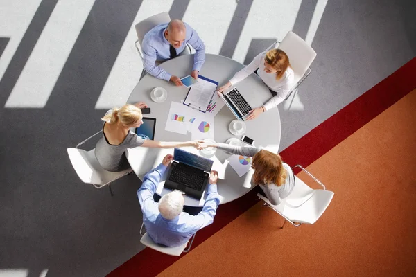 Pessoas de negócios em torno da mesa de conferência — Fotografia de Stock