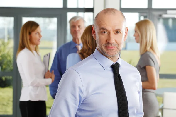 Senior broker standing at office — Stock Photo, Image