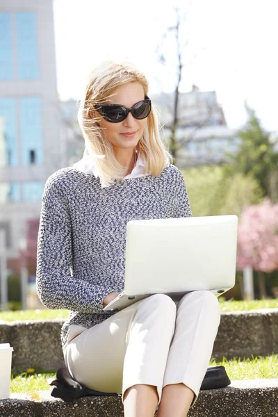 Pause café femme d'affaires extérieur — Photo