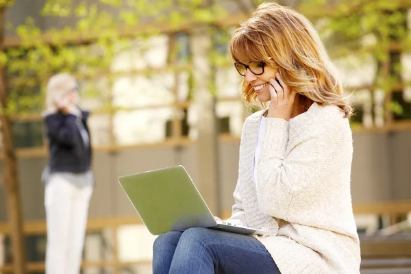 Mujer de negocios al aire libre usando portátil — Foto de Stock