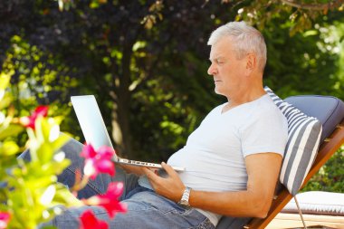 adam Bahçe ve kullanma laptop