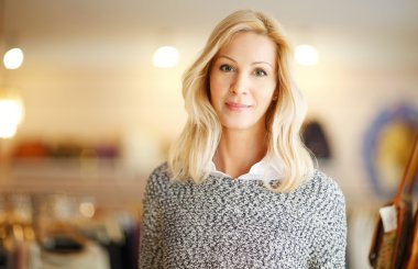 Tasarımcı giyim alışveriş yapmasına kadında