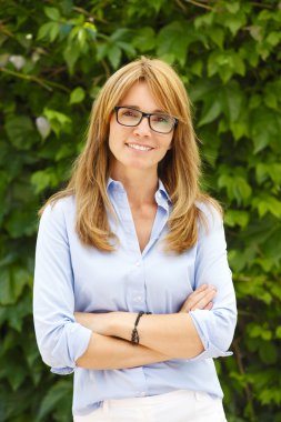 Kameraya bakarak ve gülümseyen kadın