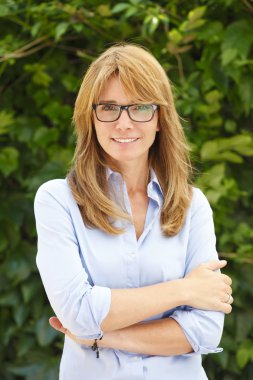 Kameraya bakarak ve gülümseyen kadın