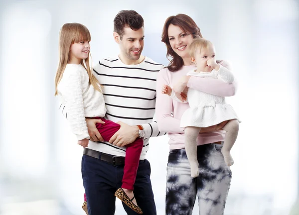 Familie staande op woonkamer — Stockfoto