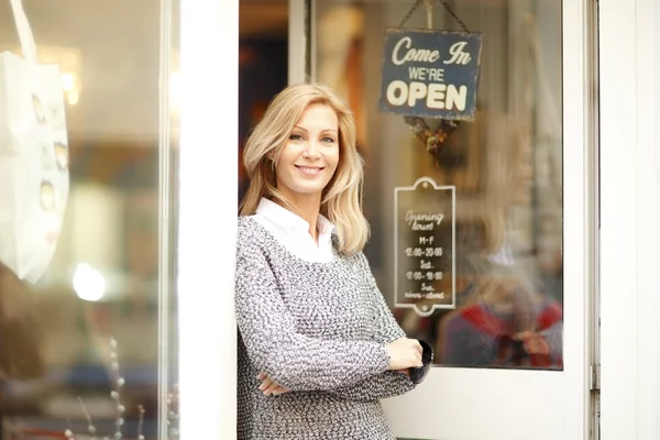 小さなビンテージ店の前に女性 — ストック写真