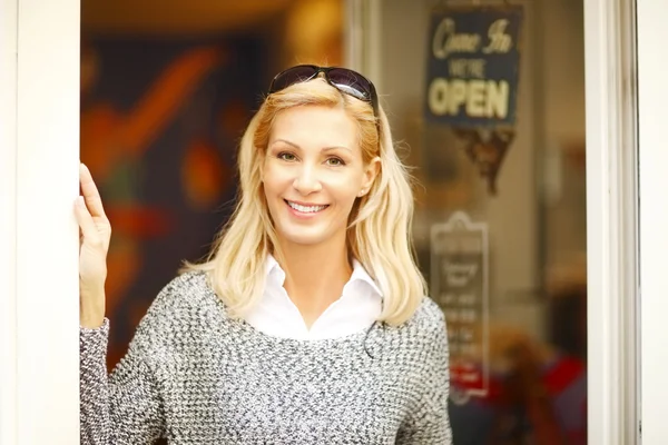 Mujer delante de una pequeña tienda vintage — Foto de Stock