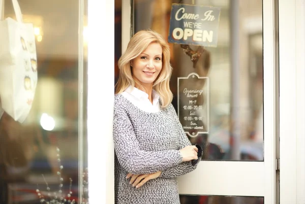 Femme devant un petit magasin vintage — Photo