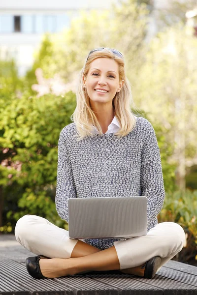 Zakenvrouw achter buiten met laptop — Stockfoto