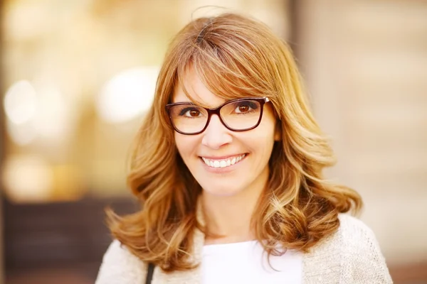 Atractiva mujer de mediana edad sonriendo — Foto de Stock