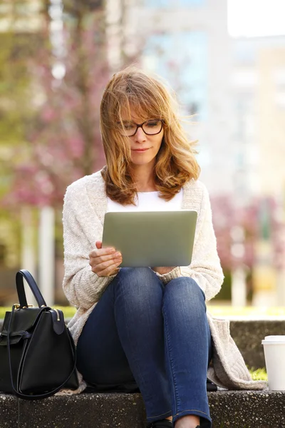 Geschäftsfrau vor Büro hat Pause — Stockfoto