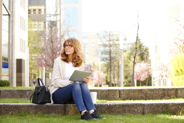 Geschäftsfrau vor Büro hat Pause — Stockfoto