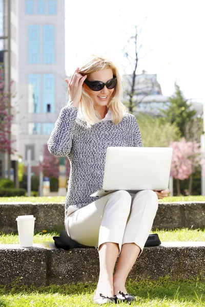 Mulher de vendas usando laptop — Fotografia de Stock