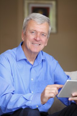 Dijital tablet kullanan adam