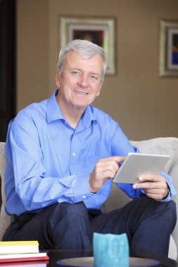 Dijital tablet kullanan adam