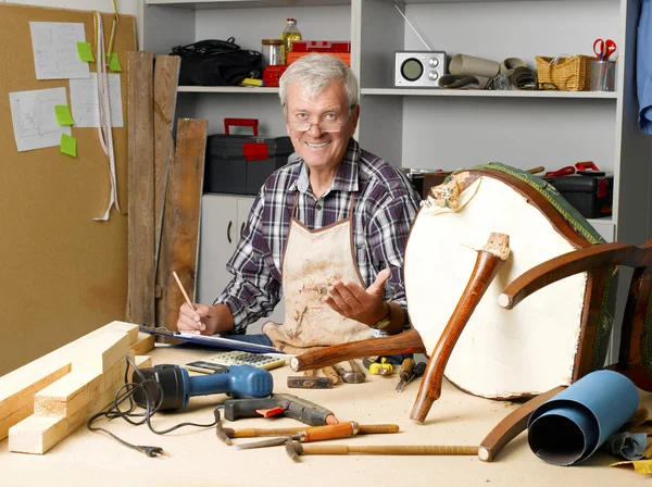 Senior carpenter holding clipboard — 图库照片