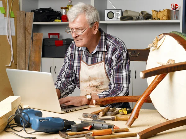 Carpenter sitting at his workshop — Stockfoto