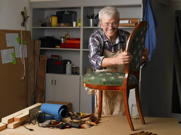 Hombre trabajando en casa en su taller —  Fotos de Stock