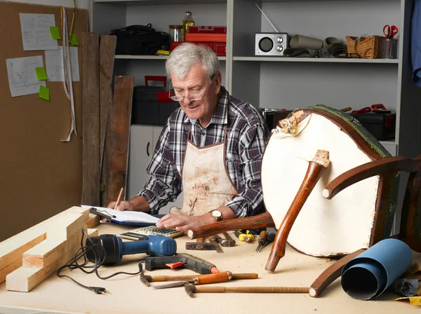 Carpinteiro sênior segurando prancheta — Fotografia de Stock