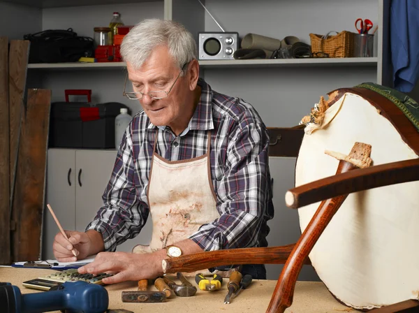 Senior carpenter holding clipboard — Stockfoto