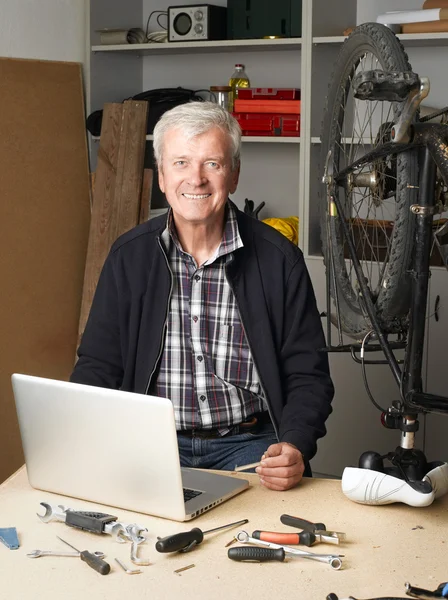 Retired man sitting in front of laptop — Φωτογραφία Αρχείου