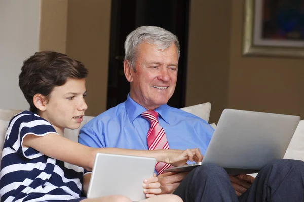 Ragazzo con tablet digitale — Foto Stock