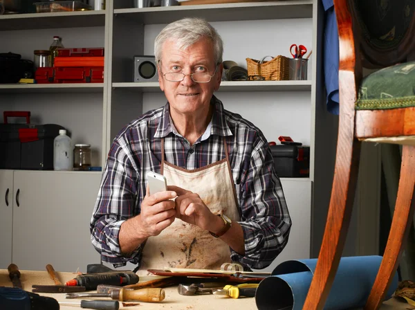 Timmerman aan het werk in zijn atelier — Stockfoto