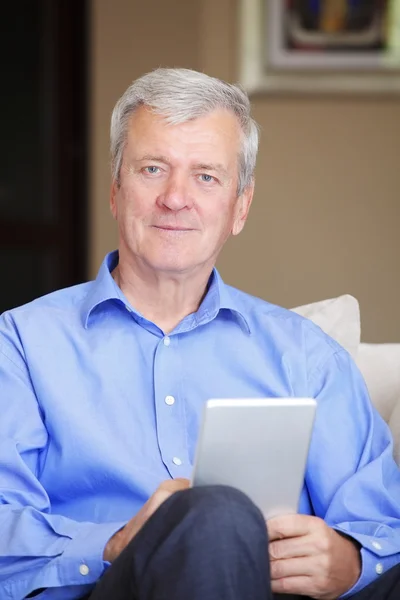 Senior man bedrijf Tablet PC — Stockfoto